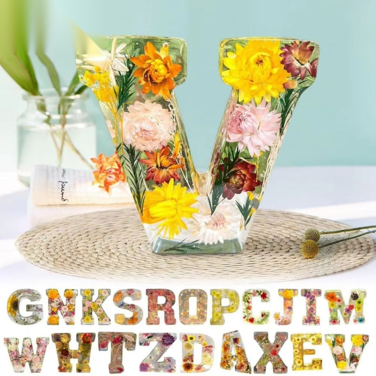 Leuchtbuchstabe aus Harz mit Trockenblumen