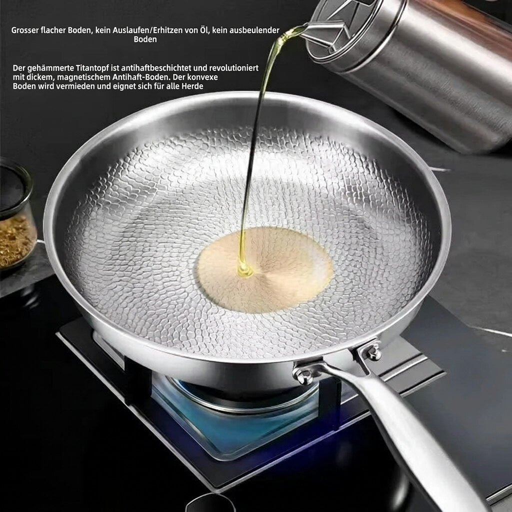 Gehämmerte Bratpfanne – Titan-Innenoberfläche, mehrschichtig