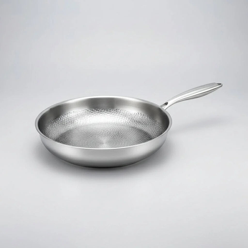 Gehämmerte Bratpfanne – Titan-Innenoberfläche, mehrschichtig