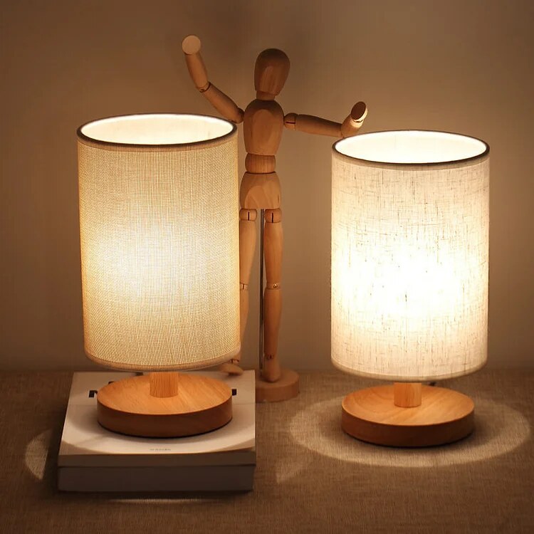 Holztischlampe – skandinavisch, Leinenschirm