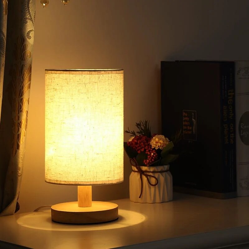 Holztischlampe – skandinavisch, Leinenschirm
