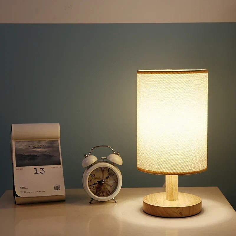 Holztischlampe – skandinavisch, Leinenschirm